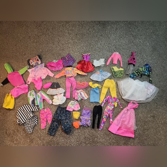 Lot of 38 Vintage 80's & 90's Barbie, Skipper, and Ken Clothes & Outfits - Picture 5 of 8
